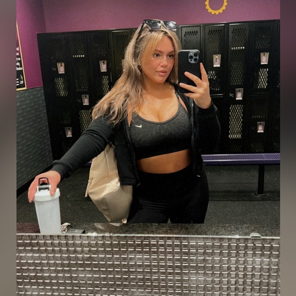 Meet your Posher, Kaytee - Picture 3 of 7